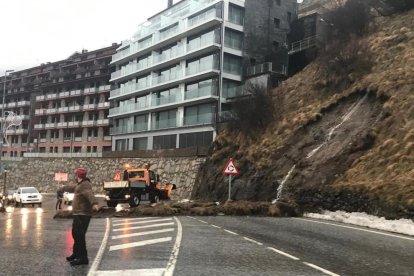 Una esllavissada obliga a tallar un carril de la CG-2 al Tarter i la carretera de Montaup