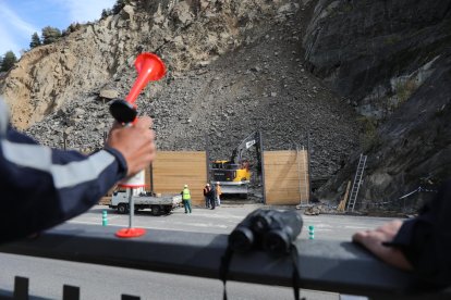 Comencen els treballs per retirar les pedres de la Portalada