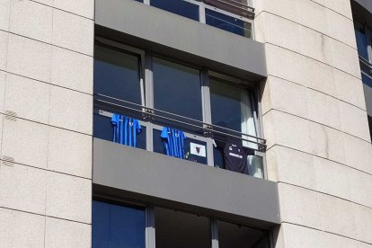 Homenatge al noi de 16 anys difunt amb samarretes penjades als balcons