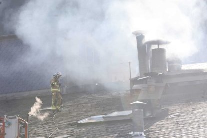 Incendi en una planxisteria de la Comella