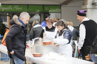 La 51ª edició de l'escudella de la capital reparteix més de 4.500 plats