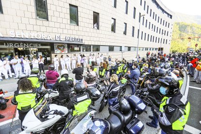 Homenatge als metges i sanitaris sobre dues rodes