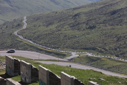 Cues de vehicles esperant a entrar al Pas