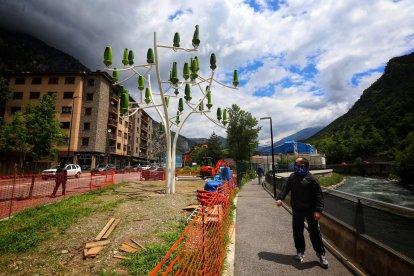 L'arbre de vent instal·lat a Santa Coloma