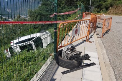 El cotxe ha quedat bolcant a un camp