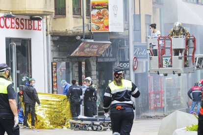 Un mort i dos ferits molt greus en l'incendi d'un pis