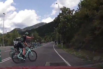 Imprudència d'uns ciclistes a la General 1