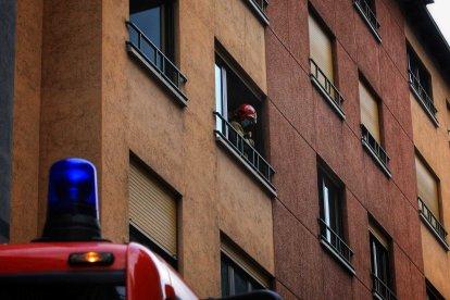 Els bombers sufoquen un foc en una cuina d'un pis de l'avinguda Pessebre
