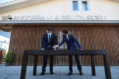 Jordi Gallardo i Damià Calvet en la visita d'aquest matí a l'aeroport.