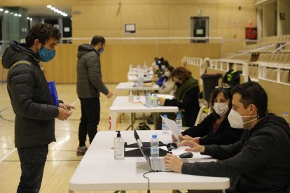 Un noi recull els autotests d'antígens