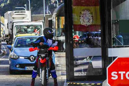 Primer dia de restriccions a la frontera del riu Runer