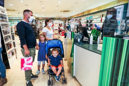 Turistes francesos comprant perfums al Pas de la Casa
