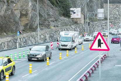 col·lapse per entrar al país i més vehicles dels previstos