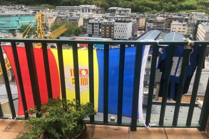 Homenatge al noi de 16 anys difunt amb samarretes als balcons