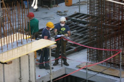 Reobertura d'alguns sectors amb incertesa pel futur
