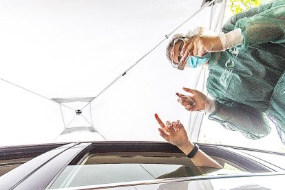 El Govern rectifica pel col·lapse amb els tests