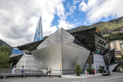 Exteriors de l'edifici del termolúdic Caldea.