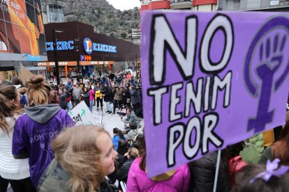 Mig miler de manifestants pels drets de les dones