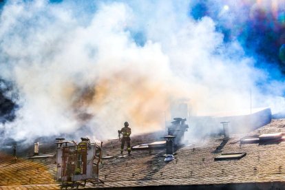 Incendi sense ferits en un taller de planxa a la Comella