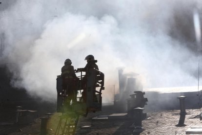 Incendi sense ferits en un taller de planxa a la Comella