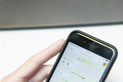 Pares amoïnats a través de WhatsApp