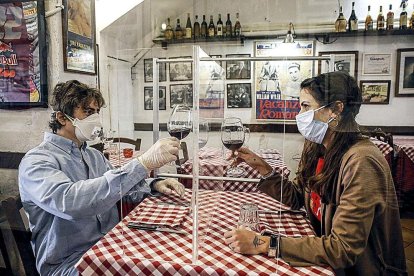 Obertura poc restrictiva per a bars i restaurants