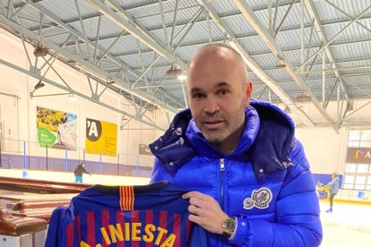 Iniesta visita Andorra amb un detall solidari