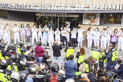 Homenatge als metges i sanitaris sobre dues rodes
