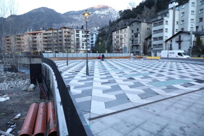 Risc de caigudes a la nova plaça del solà de Sant Julià