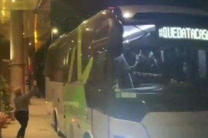 Un grup de sanitaris cubans emprèn el viatge de tornada