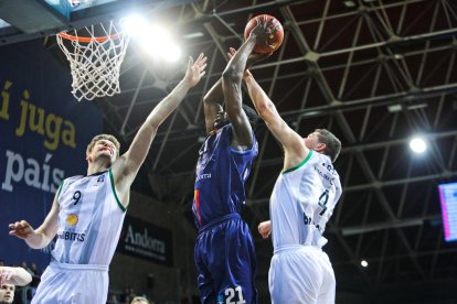 Triple final per acabar amb victòria (90-89)