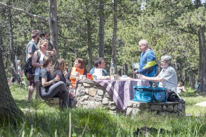 Retrobament d'amics i familiars amb la natura als berenadors