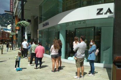 Cues de compradors a les botigues de moda