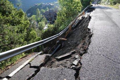 Esllavissada a la part alta de la carretera d'Aixirivall