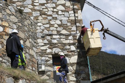 Tècnics de Feda i Andorra Telecom reparant l'avaria