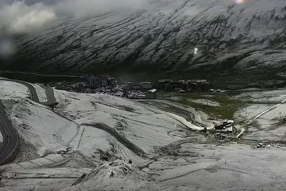 El Pas ha despertat envoltat de neu