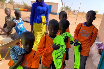 La fundació Kaliju Jammeh du material a nens de Gàmbia