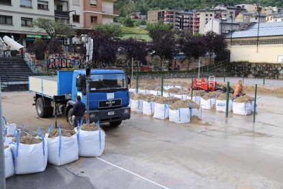 Sant Julià trasllada la sorra del vòlei platja a la cala fluvial