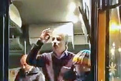 Motí dels passatgers per aconseguir un lloc al bus del Pas al centre