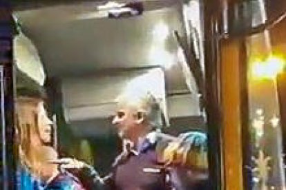 Motí dels passatgers per aconseguir un lloc al bus del Pas al centre