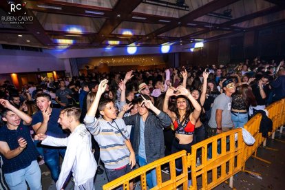 Un grup de vuit joves apallissa un noi de setze anys al Carnaval d'Encamp
