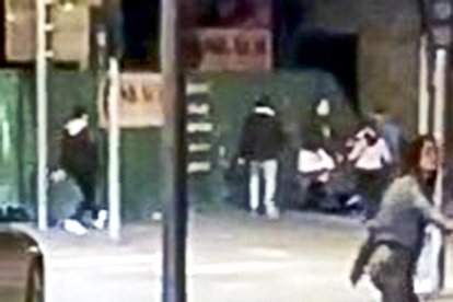 La policia busca els agressors del noi de 16 anys