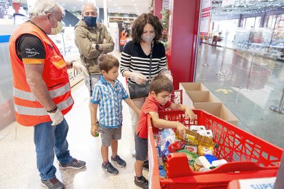 La recollida d'aliments de la Ceu Roja supera les previsions