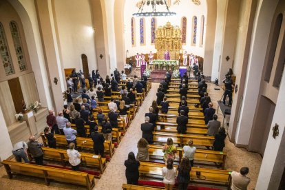 Més autoritats que famílies al funeral