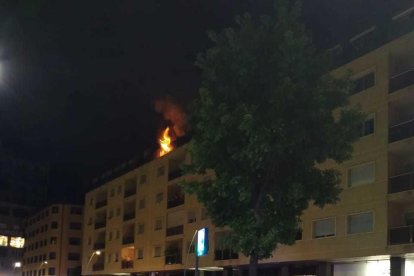 Les flames sortien pel balcó del pis