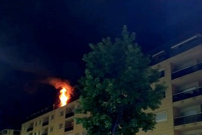 Un foc originat en un llit deixa dos ferits greus