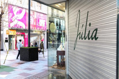 El sector públic envia a casa tothom que pugui fer teletreball