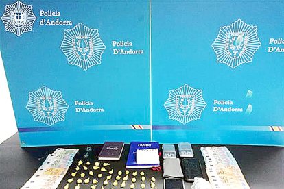 La policia deté tres 'camells' amb 55 grams de cocaïna