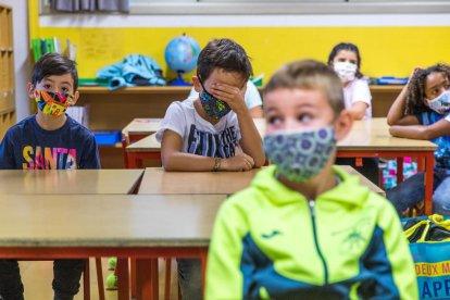 Deu alumnes i una mestra donen positiu al cribratge escolar