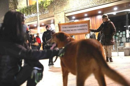 Protesta per la taxa per tenir gos